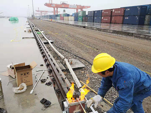 西安中鐵四局灞橋區(qū)碼頭道軌鋁熱焊接工程  全長3000米，順利完工